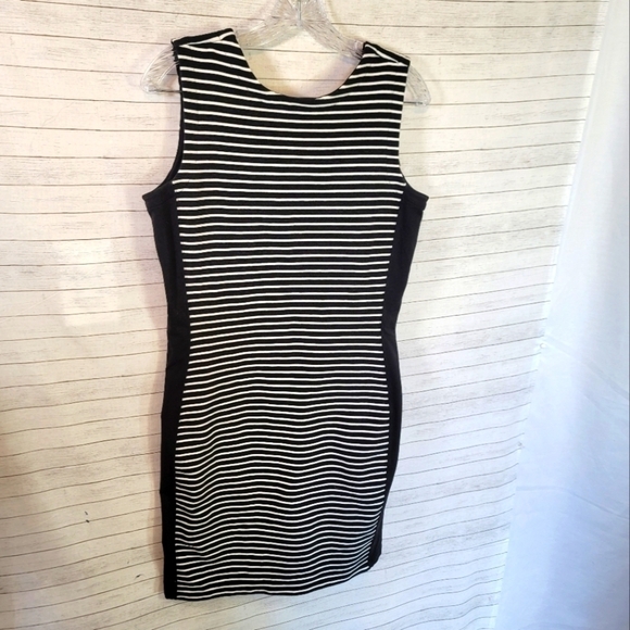 Athleta Mala Dress Black White Stripe Sleeveless Deep U Shape Back, Sz Medium - Picture 4 of 10